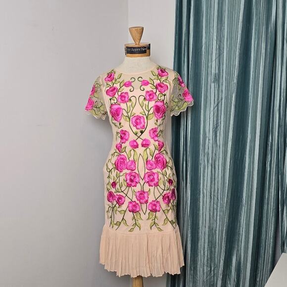 Laneiie Dresses & Skirts - Laneiie Apricot Floral Short Sleeve Pleat Bottom Crew Midi Dress Sz Small (594)